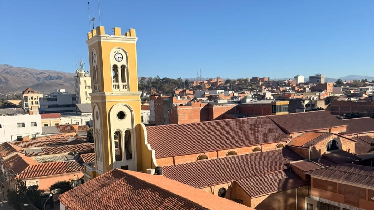 Vista sobre el centro de Tarija desde Forty 125, con la torre de la iglesia y los cerros al fondo